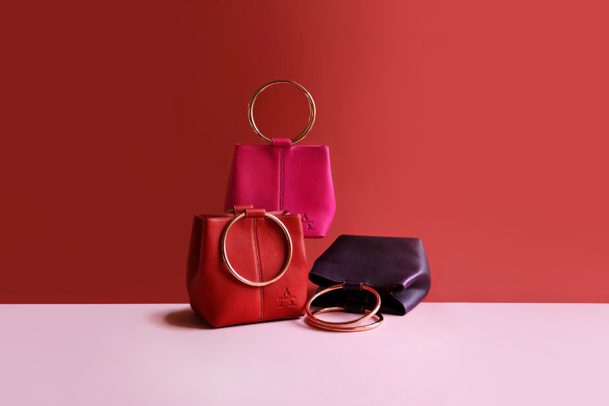 Alexandra Svendsen, Taschen vor rotem Hintergrund