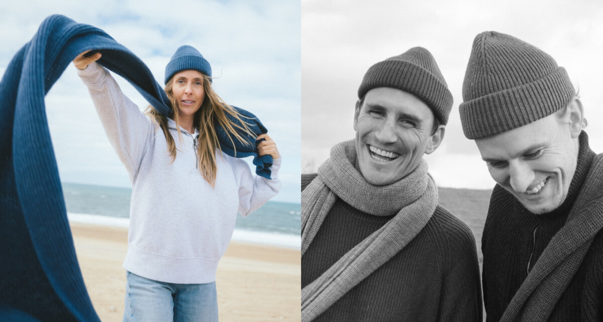 Zwei Bilder mit nachhaltiger Wintermode: Links eine Person am Strand, die einen blauen Schal trägt und in die Luft hält; rechts zwei Personen in Strickmützen und Schals, die lachend nebeneinander stehen, aufgenommen in Schwarz-Weiß.