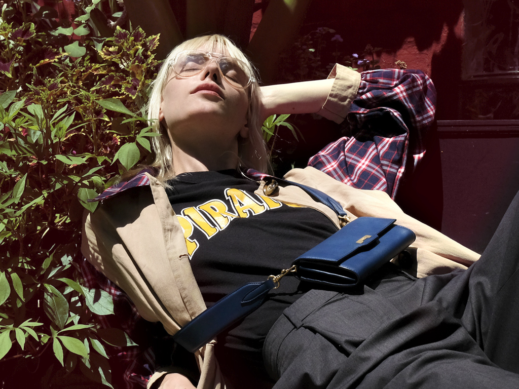Jenah St., eine Frau liegt auf dem Boden mit einer kleinen blauen Tasche um den Bauch, Accessiores