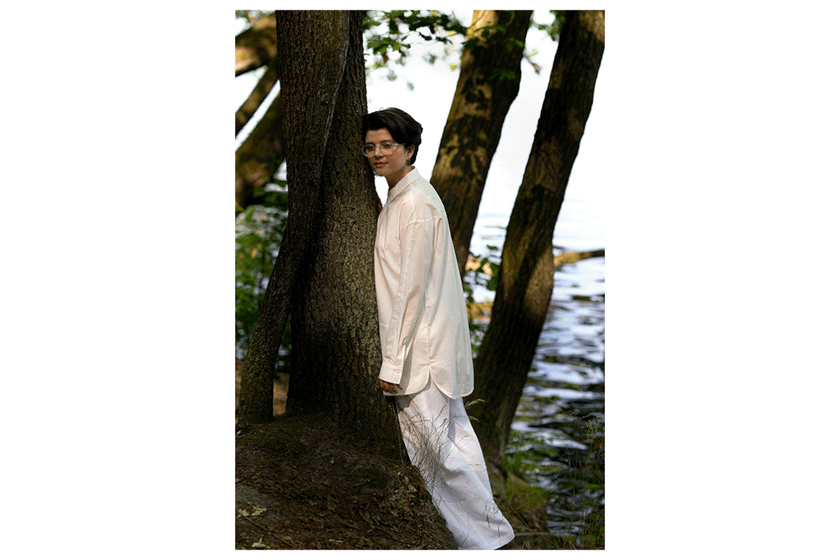 Mehrere Fotos aufeinander: die Fashion Changers Gründerinnen Jana, Nina und Vreni sind im Wald zu sehen, sie tragen die neue klimaneutrale Kollektion des Kölner Fair Fashion Labels Lanius