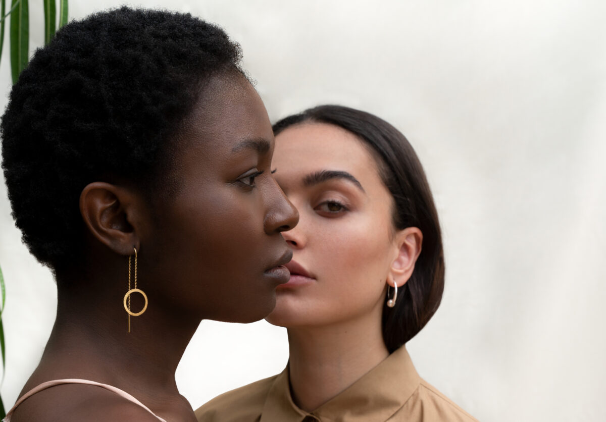 Nachhaltige Modelabels von BIPoC: Profil von zwei Models, die Ohrringe von Protsaah tragen