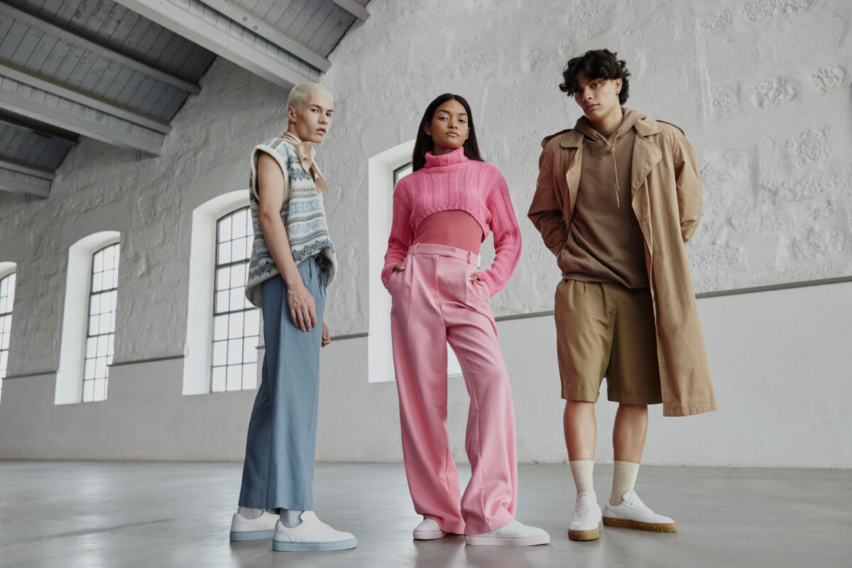 Shop Like You Give a Damn, Drei Models in unifarbener Kleidung in einem Industriegebäude, Womenswear, Menswear