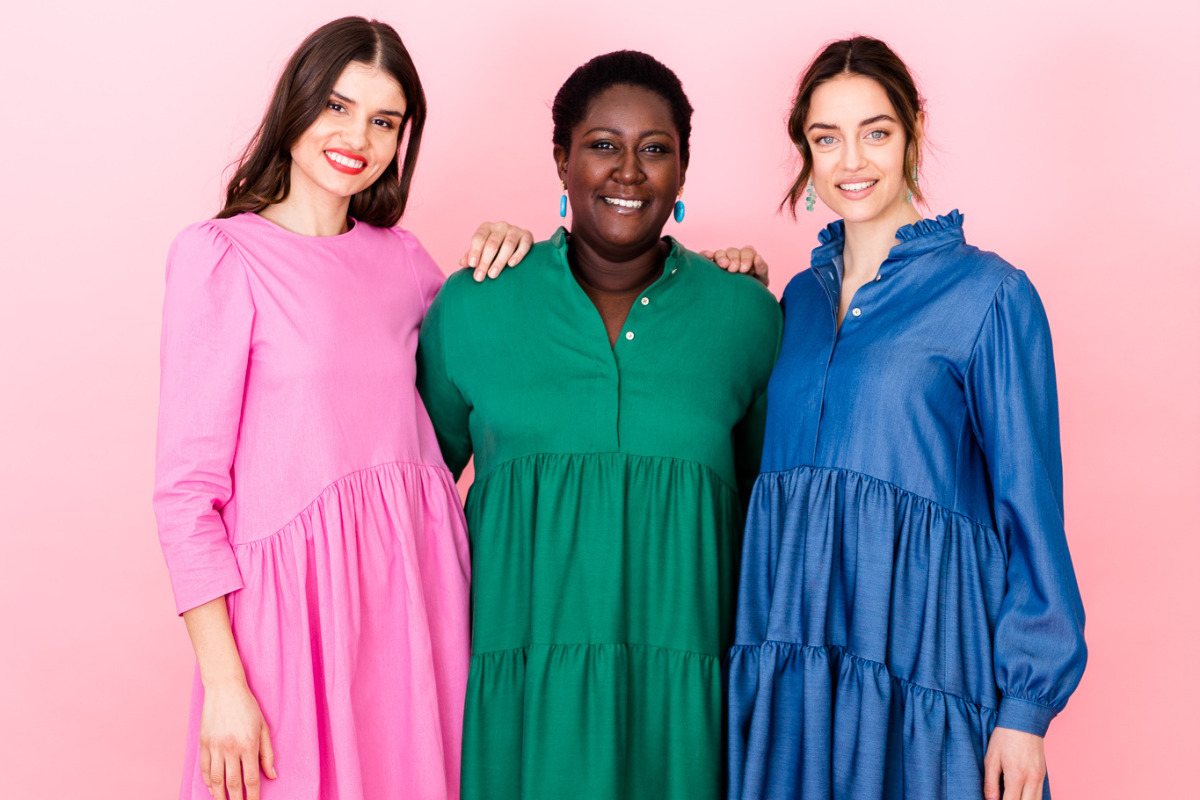 Consches, drei Frauen in bunten Kleidern, womenswear.