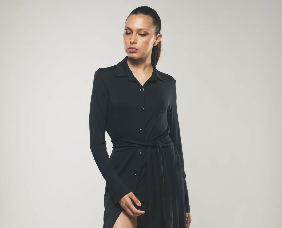 Organique Studio, eine Frau in einem Langen schwarzen Kleid, Womenswear.