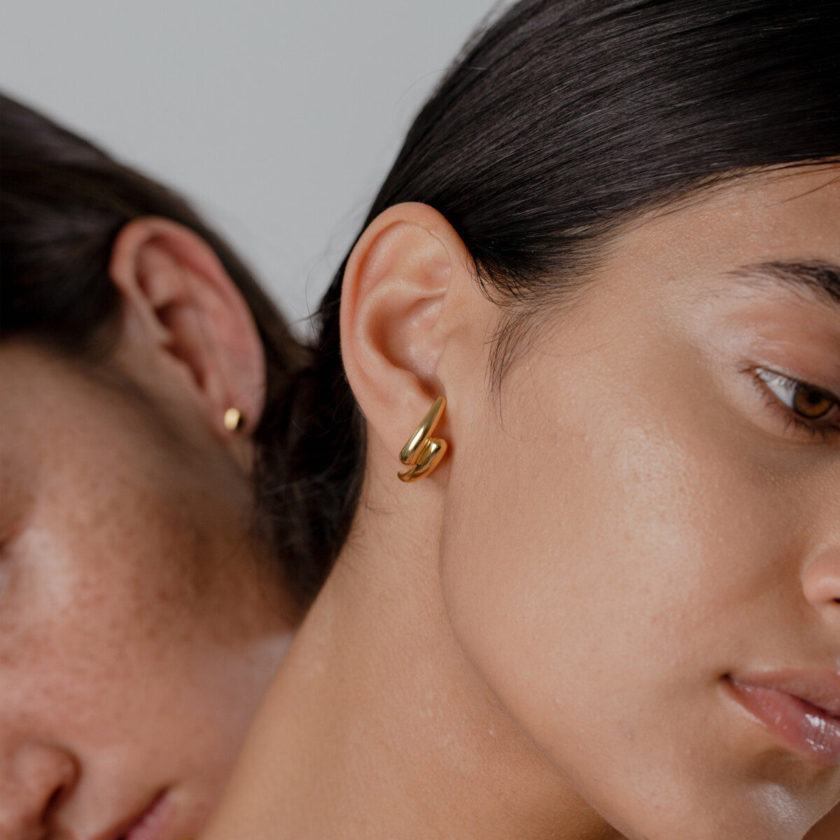 stilnest, zwei Frauen im Prtrait mit goldenen Ohrringen, Accessoires.