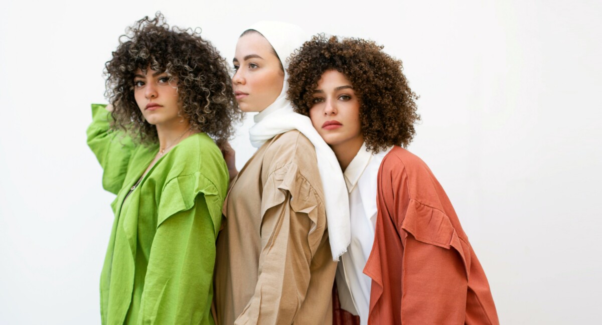 3 Models stehen nebeneinander, Community, Community-Building