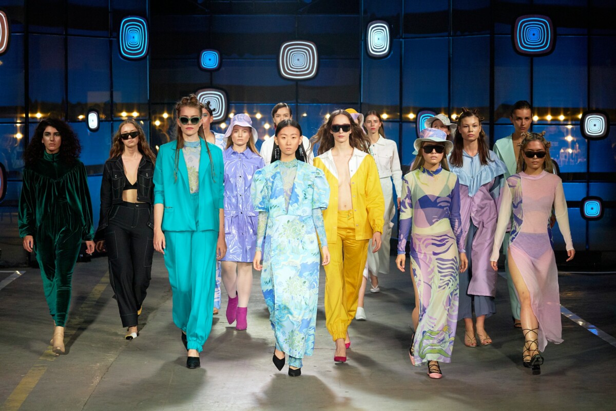Fashion Week: Models laufen über einem Laufsteg