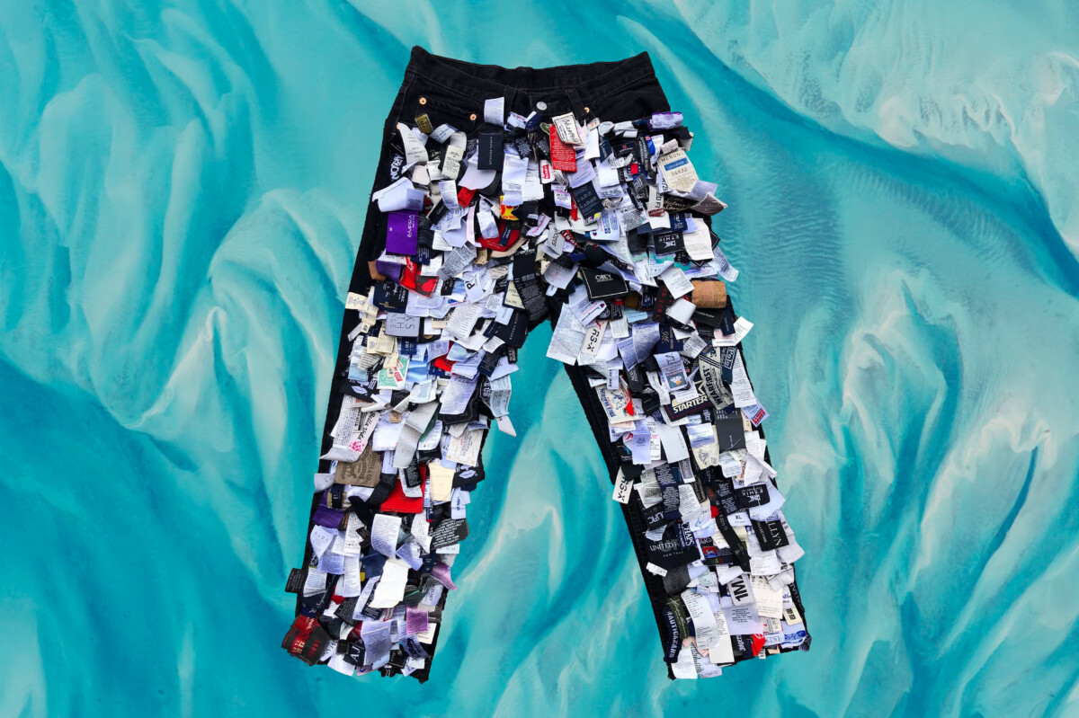 Made in Germany, Lieferkettengesetz, eine Hose vor blauem Hintergrund.