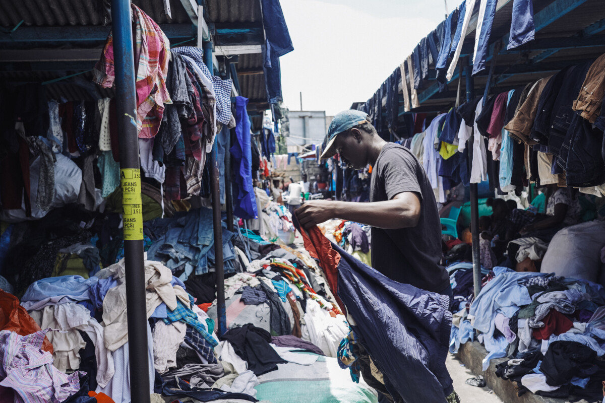 Yayra-Agbofah Kantamanto Ghana, eine Textilsortierung.