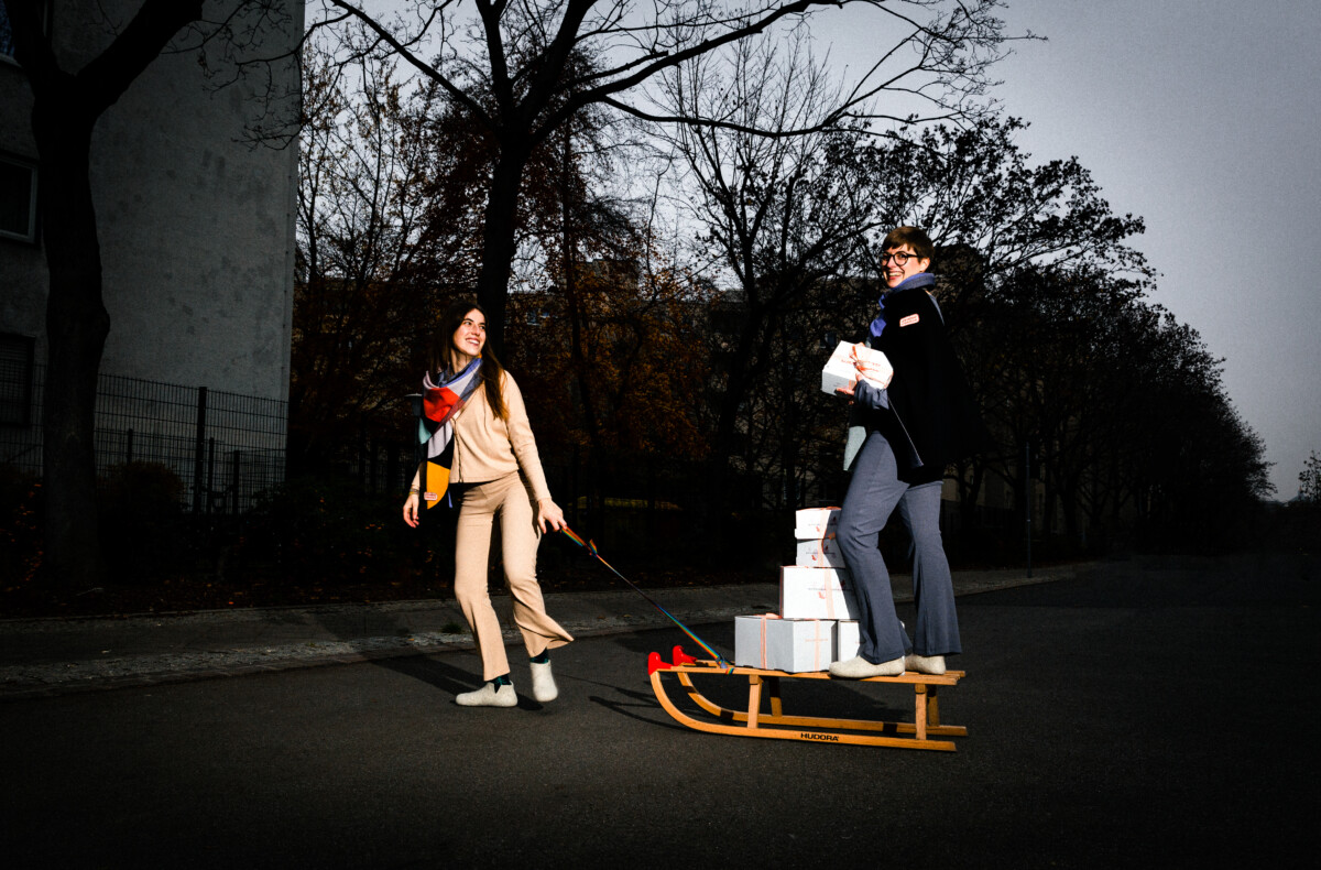 Gewinnspiel Fashion Changers Winterbox: Nora und Nina auf einem Schlitten mit Winterboxen