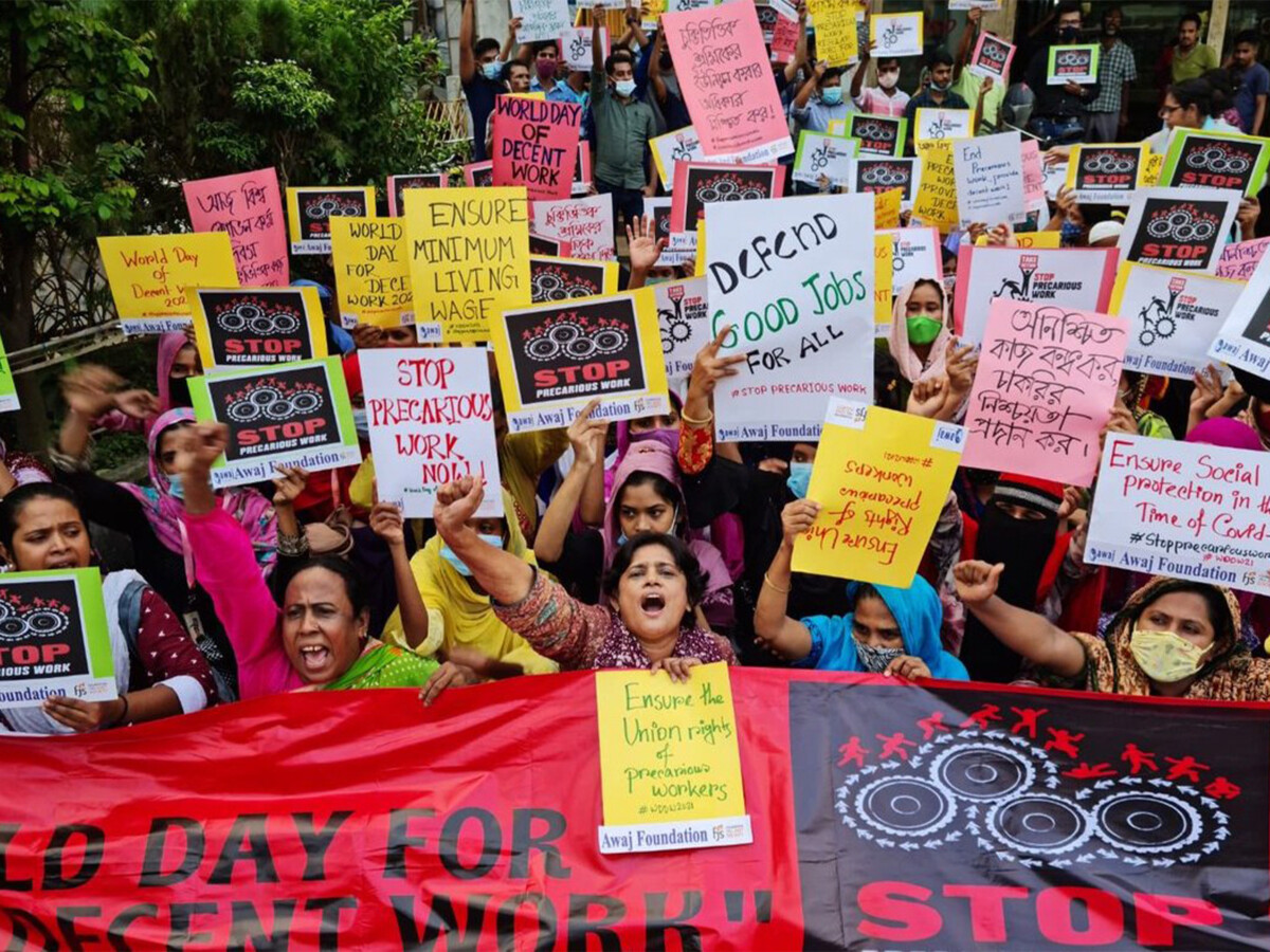 10 Jahre nach Rana Plaza, ein Protest mit vielen Demonstrationsplakaten