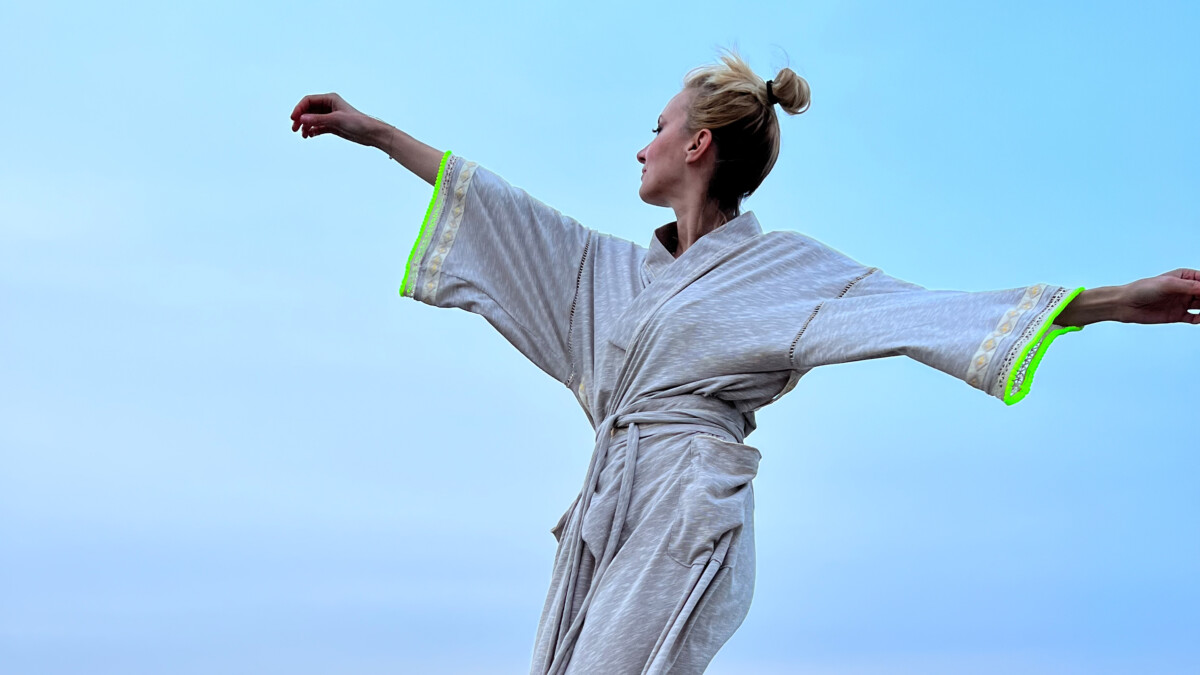 twists & turns, eine Frau in einem hellen Kimono vor blauem Himmel, Womenswear
