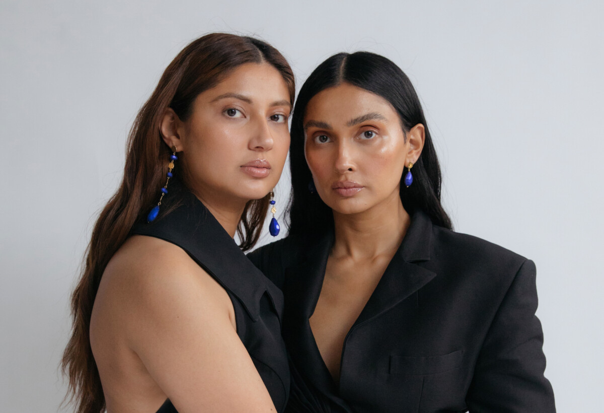 Titelbild Sevar Studios, zwei Frauen in schwarzer Business Kleidung.