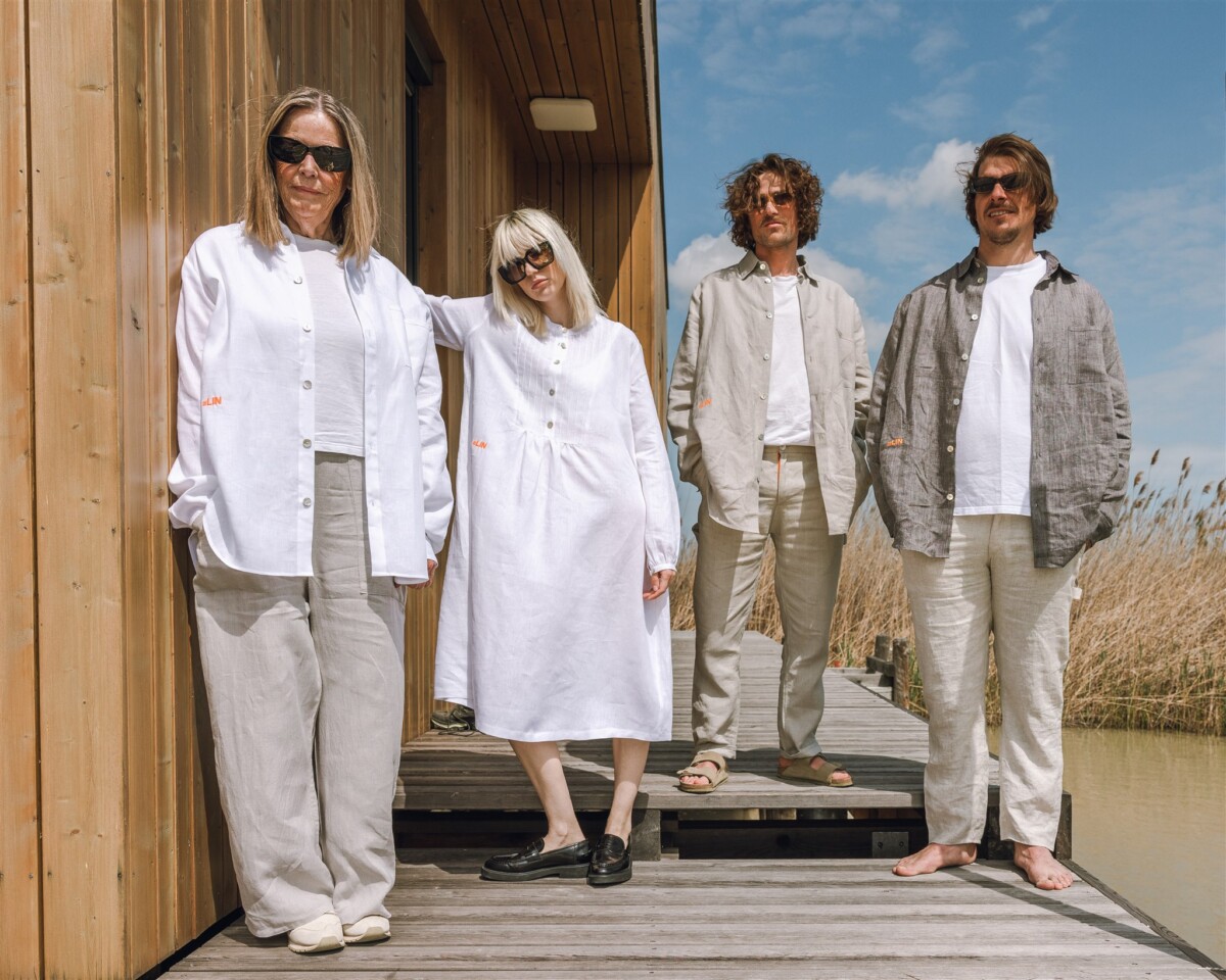 DeLin, In einer Strandkulisse tragen 4 Models minimalistische und lockere Kleidung aus Leinen in beige und weiß, Womenswear, Unisex