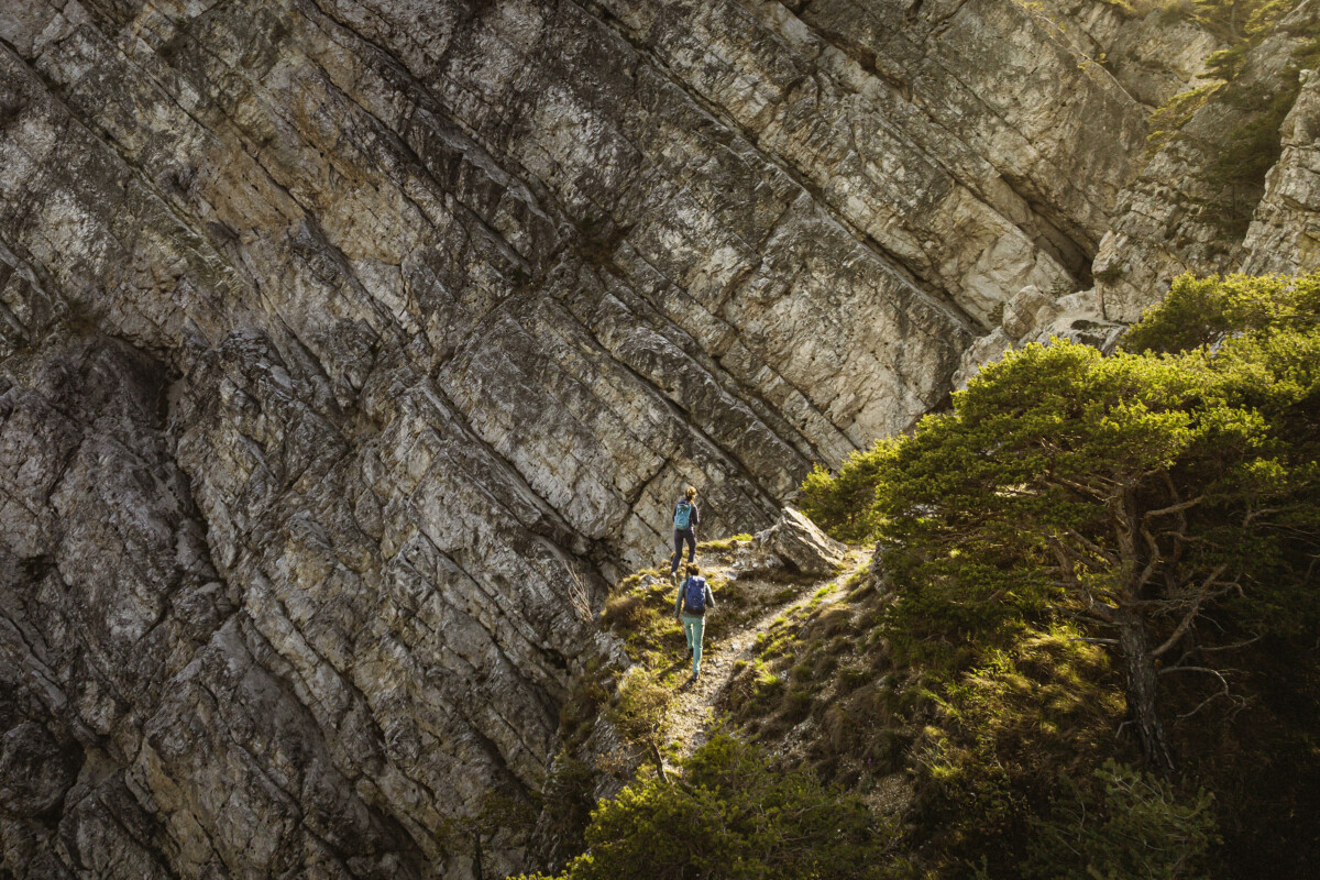 Titelbild zum Thema Transparente Lieferketten: Das Bild zeigt zwei Menschen beim Bergsteigen in der Sonne