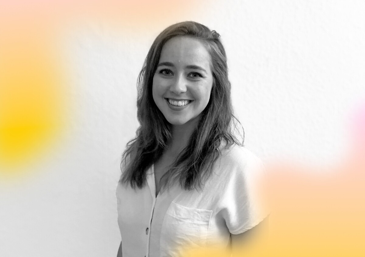 Gelber Farbverlauf und Foto von Andrea Roxin, Speakerin zu Umweltschutz bei Modeunternehmen auf der Fashion Changers Konferenz 2024