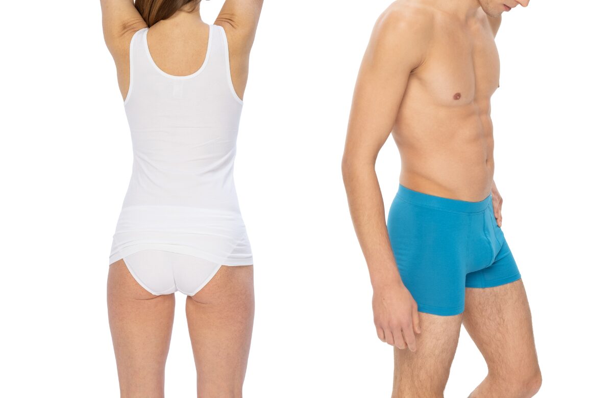 Zwei Models stehen vor einem weißen Hintergrund: eine Frau trägt einen weißen Slip und ein Unterhemd, ein Mann trägt türkisfarbene Boxershorts. Sie zeigen die Unterwäsche aus Bio-Baumwolle von Kleiderhelden.